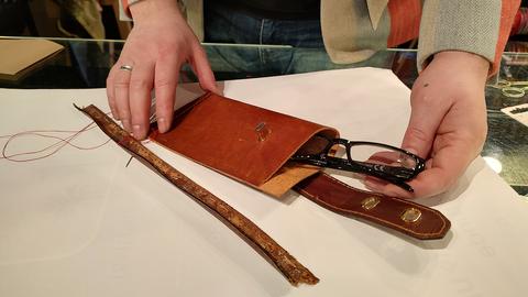 Designer Leonid Sladkevich zeigt sein handgenähtes Brillenetui.  