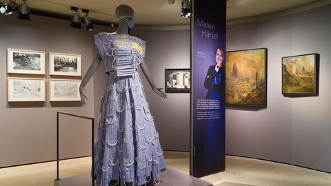 Das Coronamasken-Kleid als Exponat im Museum.