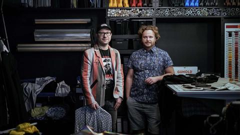 Die Frankfurter Modemacher Leonid Sladkevic und Matthias Gruner in ihrem Atelier.