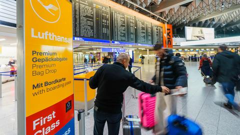 Ein Lufthansa-Service-Schalter ist in der Abflughalle des Flughafens Frankfurt geöffnet.