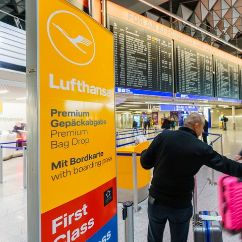 Ein Lufthansa-Service-Schalter ist in der Abflughalle des Flughafens Frankfurt geöffnet.