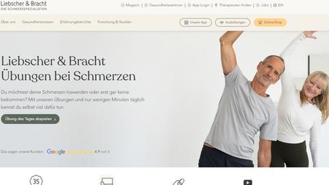 Screenshot von der Webseite von Liebscher und Bracht unter dem Slogan "Übungen bei Schmerzen"