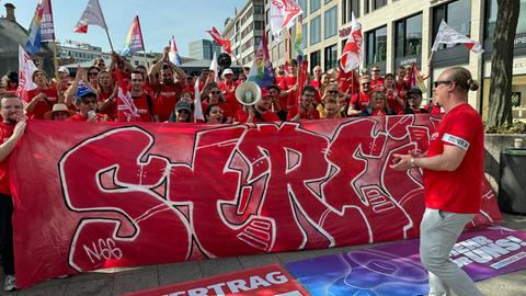 Protest gegen Arbeitsbedingungen beim Essen-Lieferanten Lieferando am Mai-Feiertag in Frankfurt.