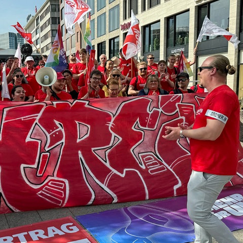 Protest gegen Arbeitsbedingungen beim Essen-Lieferanten Lieferando am Mai-Feiertag in Frankfurt.