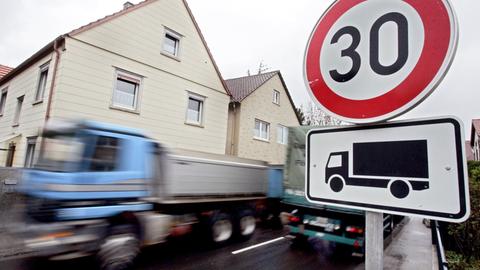 Ein Lastwagen fährt durch eine Tempo-30-Zone in einem Ort