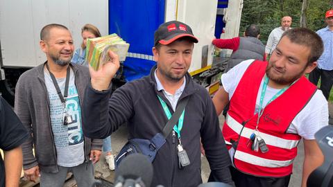 Ein streikender Lkw-Fahrer hat am Donnerstag Geld für seine Ladung erhalten.