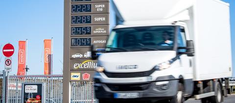 Ein Lkw tankt an einer Tankstelle, wo der Diesel 2,32 € pro Liter kostet. 