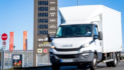 Ein Lkw tankt an einer Tankstelle, wo der Diesel 2,32 € pro Liter kostet. 