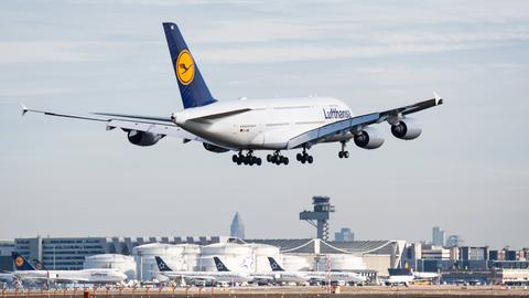 Ein Lufthansa-Flieger startet in Frankfurt.