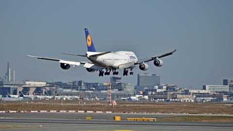 Lufthansa-Maschine im Landeanflug auf den Frankfurter Flughafen