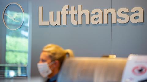 Check-In-Mitarbeiterin der Lufthansa