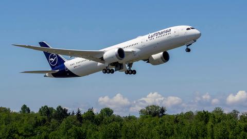 Der neue "Dreamliner" der Lufthansa landet auf der Landebahn des Frankfurter Flughafens.