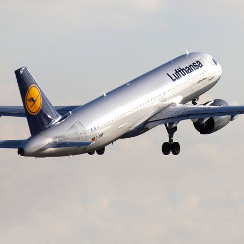 Lufthansa-Maschine in der Luft.