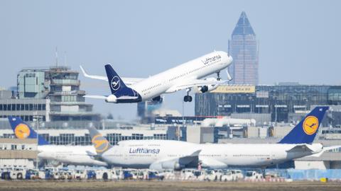 Eine Lufthansa-Maschine startet in Frankfurt.