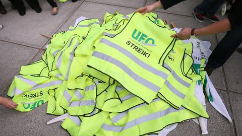 Gelbe Streikwesten der Gewerkschaft Ufo