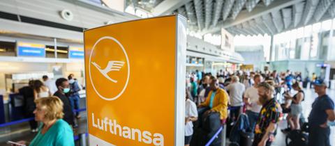Reisende warten am Frankfurter Flughafen an den Umbuchungs-Schaltern der Lufthansa.