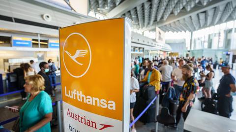 Reisende warten am Frankfurter Flughafen an den Umbuchungs-Schaltern der Lufthansa.