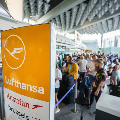 Reisende warten am Frankfurter Flughafen an den Umbuchungs-Schaltern der Lufthansa.