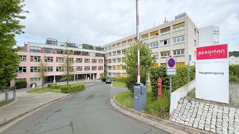 Mathilden-Hospital Büdingen: Krankenhauseinfahrt und Eingang mit Schranke