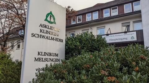 Der Haupteingang der Asklepios-Klinik in Melsungen (Schwalm-Eder).