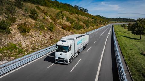Ein Lkw auf einer Autobahn.