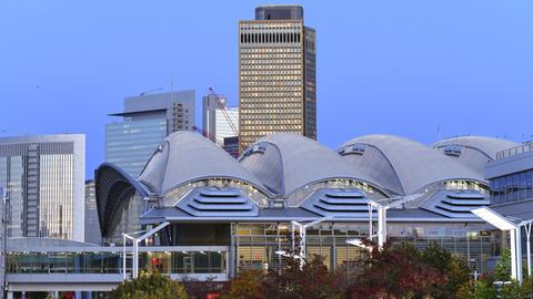 Blick auf das Messegelände Frankfurt mit der Halle 3 und dem Tower 185 dahinter 