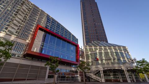 Eingang der Messe Frankfurt und Messeturm