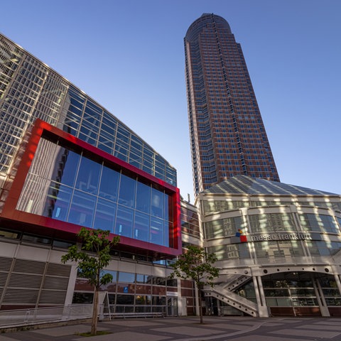 Eingang der Messe Frankfurt und Messeturm