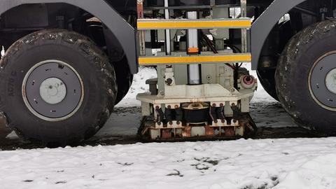 Ein Vibrationsfahrzeug sucht im Auftrag des Düngelmittelherstellers K+S nach Salzvorkommen in tiefen Gesteinsschichten