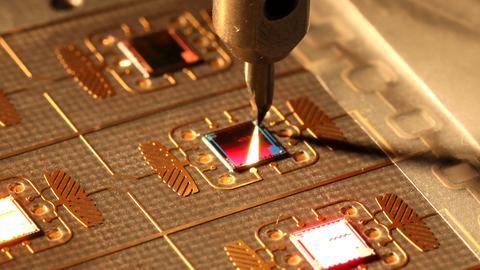 Nahaufnahme aus der Produktion der Microchips