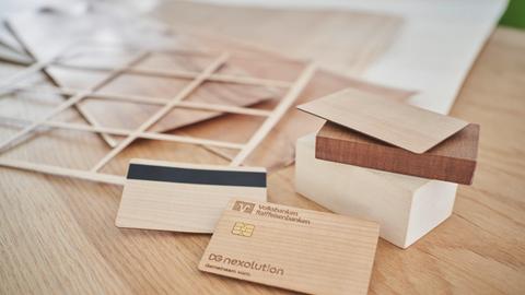 Nachhaltige Bankkarte aus Holz liegt auf einem Tisch