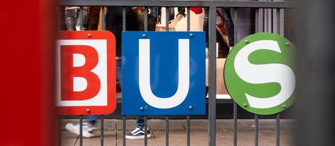 Schriftzug "Bus", der sich aus den Logos von Bahn, U-Bahn und S-Bahn ergibt