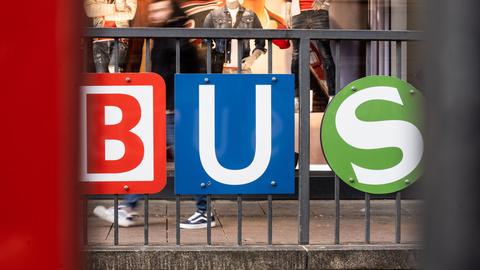 Schriftzug "Bus", der sich aus den Logos von Bahn, U-Bahn und S-Bahn ergibt