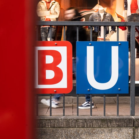 Schriftzug "Bus", der sich aus den Logos von Bahn, U-Bahn und S-Bahn ergibt