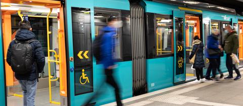 Eine U-Bahn hält in Frankfurt. 