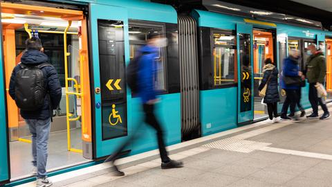 Eine U-Bahn hält in Frankfurt. 