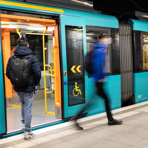 Eine U-Bahn hält in Frankfurt. 