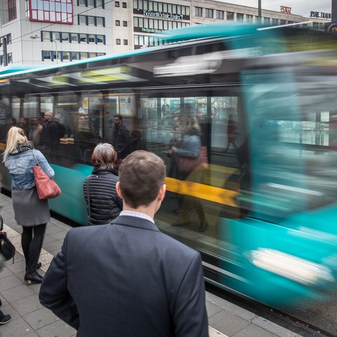 Fahrgäste an einer Bus- und Straßenbahnhaltestelle an der Konstablerwache in Frankfurt