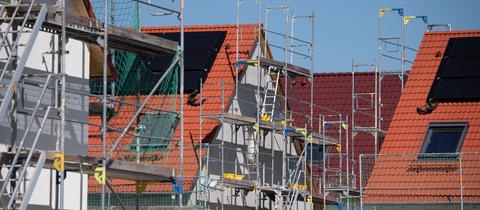 Baustelle in einem Neubaugebiet - Gerüste an Häusern