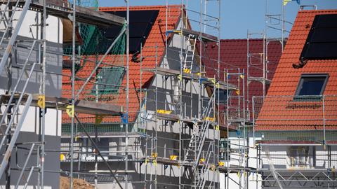 Baustelle in einem Neubaugebiet - Gerüste an Häusern