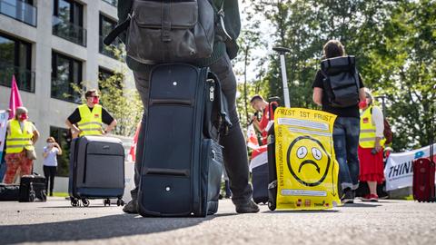Zum Auftakt der Tarifverhandlungen für die Beschäftigten im öffentlichen Dienst des Landes Hessen protestieren Mitglieder der Gewerkschaften Verdi und GEW vor dem Präsidium der Goethe-Universität. 