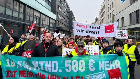 Streikende mit Plakaten