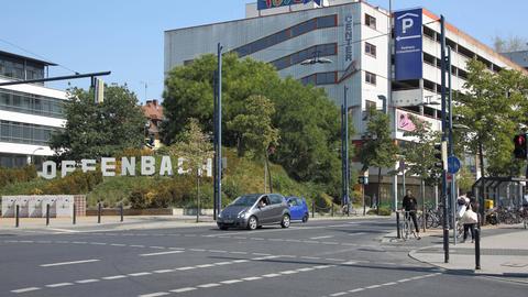 Blick auf offenbach-schriftzug im stil von hollywood