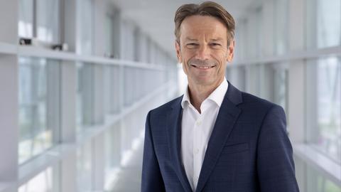 Er geht von Opel zum Mutterkonzern Stellantis: Uwe Hochgeschurtz. 