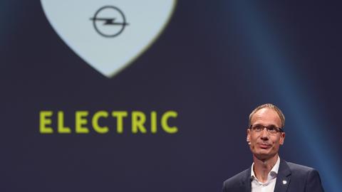 Opel-Chef Lohscheller 2019 bei der Präsentation eines E-Corsa