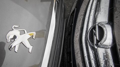 Logos von Opel und Peugeot