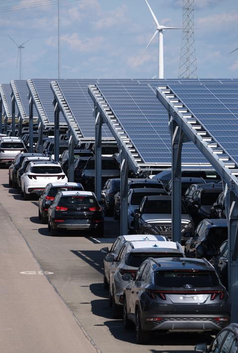 Solarzellen sind auf Streben montiert. Damit werden Parkplätze überdacht.