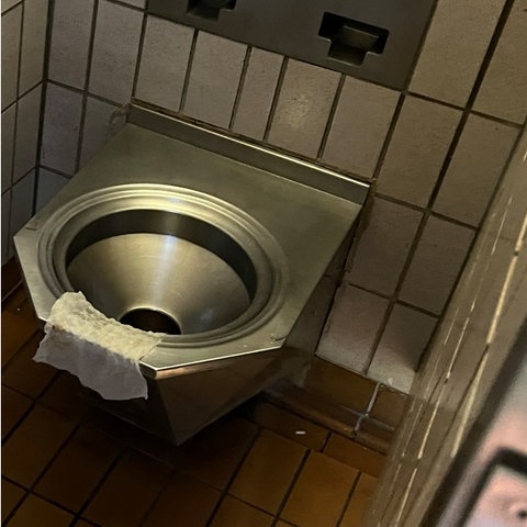 Dreckige Toilette, Sitzplätze aus Stahl