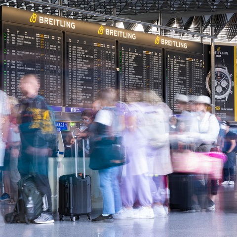 Passagiere am Flughafen Frankfurt