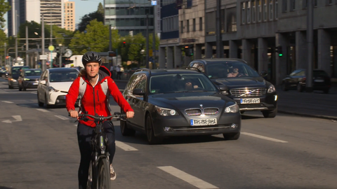 Nina Engelmann, Teilnehmerin am "Pendel-Labor", auf ihrem E-Bike in Frankfurt